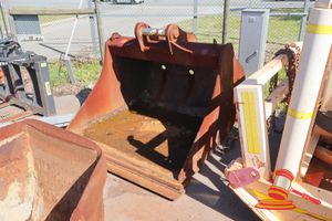 44 · 1 X GP 2.5T EXCAVATOR BUCKET, HEAVY DUTY, APPROX 2.4M WIDE (SOME RUST / WEAR)