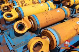45 · 1 X KOMATSU 930E-5 OEM HOIST CYLINDERS, MATERIAL #: EM8376RM