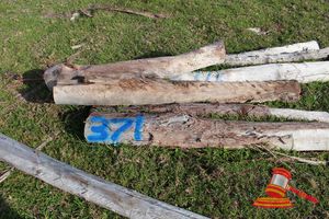371 · BUNDLE OF 4 X JARRAH FENCE POST LOGS, 1.8M LONG, 175mm DIAMETER