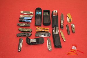 34 · 20 X ASSORTED MULTI PURPOSE TOOLS AND POCKET KNIVES