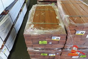 33 · PACK OF JARRAH DECKING 86 x 19 x 900mm, FEATURE, 75.6 LM, PACK# 320028695, TRANSPORT DIMS - L 900 x H 340 x W 500.