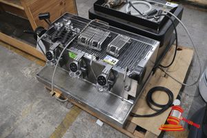 32 · XLVI STEAMHAMMER ELECTRONIC 3 GROUP COFFEE MACHINE - SERIAL:MC-000214. 3 GROUP, 1 PHASE, 25 AMP, STAINLESS STEEL, ON COUNTER, 930MMW X 570MMD X 600MMH. SOLD AS PARTS ONLY, REPORTED LEAKING BOILER AND SOME DAMAGE TO TAPS. (784299)