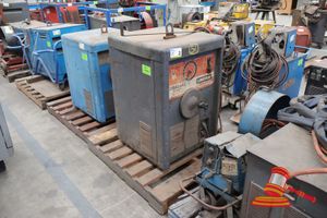 2 · 1 X LINCOLN IDEALARC AC/DC ARC WELDER, MODEL: TM-300/300, SN:AC44482, 300 AMPERES OUTPUT AC AND DC AT 40V, SINGLE PHASE INPUT 415V, UNTESTED (SOME MARKS/RUST), APPROX; 680MM D X 640MM W X 980MM H, ON A PALLET