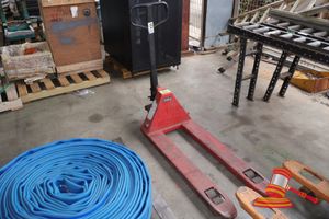 131 · 1 X PALLET JACK, 2500KG CAPACITY (REQUIRES ATTENTION)