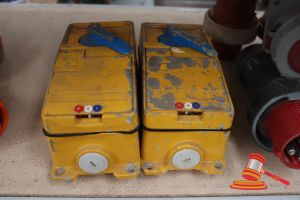 131 · 2x INDUSTRIAL SWITCH SOCKETS