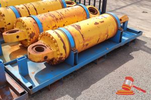 1 · 1 X KOMATSU 930E-5 OEM HOIST CYLINDERS, MATERIAL #: EM8376RM