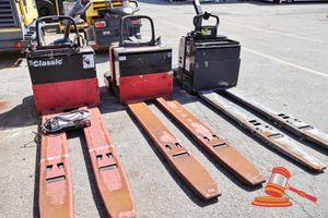 23 · 1 X RAYMOND ELECTRIC PALLET JACK, MODEL: 112TM-FRE60L, SN:112-02-41508, MAX CAPACITY 2727KG, 24V (SOME MARKS)NO KEY