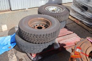 42 · 3 X BRIDGESTONE DUELER A/T, 225/95R16C, 1 X TOYO 235/85R16, ON A PALLET (REF: 172225-54)