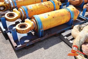 18 · 1 X KOMATSU 930E-5 OEM HOIST CYLINDERS, MATERIAL #: EM8376RM