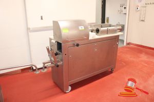 Rozzo Proge 5200 Mobile Pusher Machine. Approx 1900 X 600 X H1350mm. Includes Attachments And Conveyor Belt. Note: Removed From Service 24th July 2026