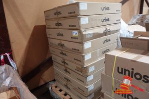 21 · APPROX 10 X BOXES OF CEILING LIGHTS, INCLUDES: UNIOS AKIRA SUSPENDED S900, MODEL: AKIS0900.TB40.F, DIAMETER 900MM, TEXTURED BLACK, 4000K, MODEL: AKIS0900.TW40.F, TEXTURED WHITE, 4000K, 90W SQUARE CEILING LIGHT, BEAM 110 DEGREES (F) (POSS UNUSED, BOXED)