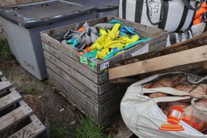 19 · 1 X WOODEN CRATE - ASSORTED RIGGING, INCLUDES: ROPE, CHAIN, SHACKLES, FABRIC SLINGS (GREEN 2T, GREY 4T, ORANGE 4T, YELLOW 3T))