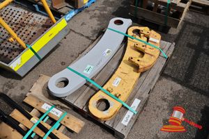 1 X Komatsu D155 Track Frame Guard Rh, P/N: 17a - 30-17261, 2 X Komatsu Pc750/Pc800/Pc850 Bucket Link, P/N : 209-70-73320