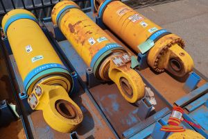 59 · 1 X KOMATSU 930E-5 OEM HOIST CYLINDERS, MATERIAL #: EM8376RM
