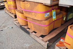 52 · 24 X LINER 400X400X250 SQR TOPDECK BEAM, L 120 X W 120 X H 70 (CM) YELLOW POLYURETHANE, STACKED ON PALLET (SOME MARKS), (B2572517)