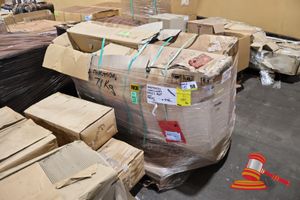 58 · 2 x TOYOTA LANDCRUISER, WINDSCREEN, IN BOX, S/N 5611160A80, ON PALLET, DIMENSIONS L1650mm x W1200mm x H1060mm APPROX