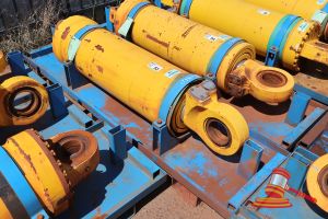 53 · 1 X KOMATSU 930E-5 OEM HOIST CYLINDERS, MATERIAL #: EM8376RM