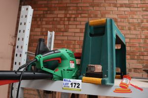 172 · BUNDLE WITH GARDEN KNEELER, CHAINSAWS AND CHAINSAW LUBE