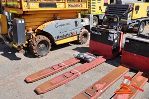 22 · 1 X RAYMOND ELECTRIC PALLET JACK, MODEL: 8400, SN:840-07-71162, TRUCK WEIGHT 162 KGS, MAX BATTERY WEIGHT 690 KG, WITH CHARGER (UNTESTED)