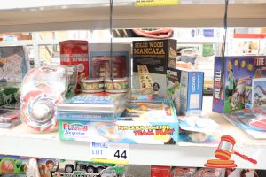 44 · BUNDLE OF TOYS INCLUDING: 1x FLASHING CATCH GAME, 1x SOLID WOOD MANCALA, 1x JUMBLING TOWER, 1X BRAIN BENDERS, 1x MAGNETIC COMPASS, 2x HORSES PUZZLES, 1x CHINESE CHECKERS AND YO-YO'S, PUZZLES, ALL UNOPENED