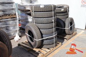 21 · 10 X POSS DUNLOP SP QUALIFIER, 225/95R16C, 118/116S, SOME MARKS, ON A PALLET, (REF# OLS 7327876)