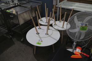 25 · 6 X WHITE ROUND SIDE TABLES WITH WOODEN LEGS, (5 X L480 X H450)(1 X L800 X H410)