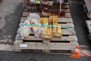 4 X Komatsu Pc2000 Bracket, P/N: 21t-64-32310, 2 X Komatsu Grader Axle Support Bracket, P/N: 23b-27-11160, Approx; 330mm L X 190mm W, Some Marks/Rust, On A Pallet