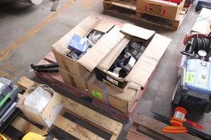69 · APPROX; 30 X STAINLESS STEEL CLEATS, MODEL; CC-T5157, 316L, POSS OTHERS, IN BOXES, ON A PALLET (REF;173190-40, WL4993 LOT 69)
