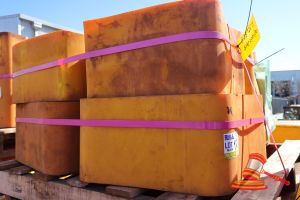 142 · 24 X LINER 400X400X250 SQR TOPDECK BEAM, L 120 X W 120 X H 70 (CM) YELLOW POLYURETHANE, STACKED ON PALLET (SOME MARKS), (B2572517)
