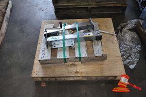 80 · 2 X METAL WINDING JACKS, APPROX; 620MM L (CLOSED), ON A PALLET