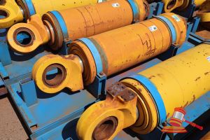 46 · 1 X KOMATSU 930E-5 OEM HOIST CYLINDERS, MATERIAL #: EM8376RM