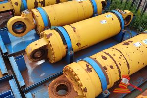 4 · 1 X KOMATSU 930E-5 OEM HOIST CYLINDERS, MATERIAL #: EM8376RM