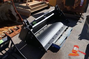 37 · 72'' SKID STEER 4 IN 1 BUCKET (SSQA/UNIVERSAL QUICK ATTACHED)
