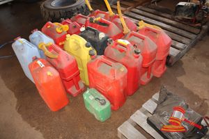 173 · 4 X 20L PLASTIC FUEL CONTAINERS (RED) AND 1 X 5L CONTAINER (GREEN)