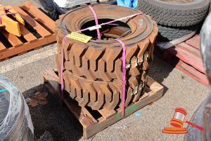 43 · 2 X GOOD RIDE 12-16.5, 305/70D16.5, ON A PALLET (REF; WL4627, 53)