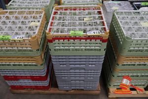113 · APPROX 100 X CHAMPAGNE FLUTE, CLEAR GLASS, IN 4 X COMMERCIAL GLASS RACK