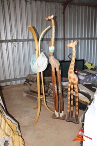 198 · 1 X TIMBER HAT STAND (H1800MM) AND 2 X TALL TIMBER CARVED GIRAFFE ORNAMENTS (H1600MM)