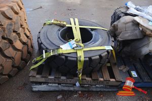 22 · PALLET WITH TRUCK TYRE ON RIM, TUBED TYRE 12.00-20, 28 PLUG RATING
