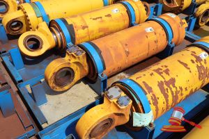 42 · 1 X KOMATSU 930E-5 OEM HOIST CYLINDERS, MATERIAL #: EM8376RM