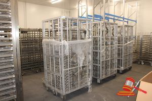 113 · EBERHURDT GMBH STAINLESS STEEL MOBILE MANUAL SPINDLE PRESS. APPROX 1010 X 870 X H1970MM. INCLUDES APPROX 21 X STAINLESS STEEL MOULD TRAYS (APPROX 300 X 820 X H200MM). NO SPINDLE PRESS HANDLE