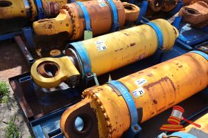 22 · 1 X KOMATSU 930E-5 OEM HOIST CYLINDERS, MATERIAL #: EM8376RM