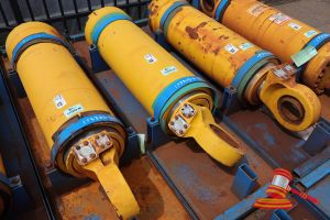 58 · 1 X KOMATSU 930E-5 OEM HOIST CYLINDERS, MATERIAL #: EM8376RM