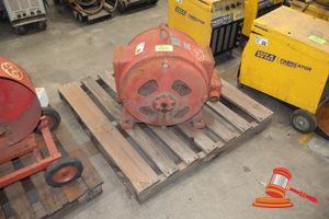 1 X Crompton Parkinson Vintage Electric Motor Generator, Model Unknown On A Pallet (Some Marks)