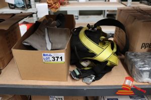 371 · BUNDLE OF ASSORTED RIGGERS BELTS AND GLOVES
