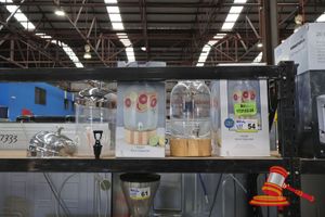 54 · 4 X ASSORTED GLASS DRINK DISPENSERS, INCLUDES 2 X 8 LITRE WITH WOODEN STANDS (BOXED)