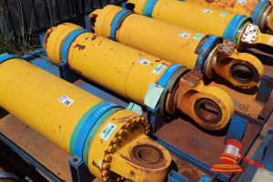 56 · 1 X KOMATSU 930E-5 OEM HOIST CYLINDERS, MATERIAL #: EM8376RM