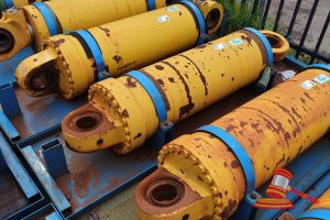 3 · 1 X KOMATSU 930E-5 OEM HOIST CYLINDERS, MATERIAL #: EM8376RM