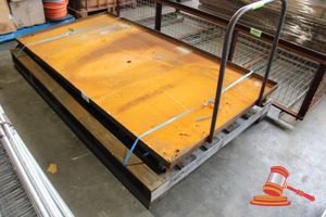 89 · STEEL TROLLEY WITH FIXED HANDLE, 6 WHEELS APPROX 30mm LIP AROUND EDGE, APPROX DIA L2400mm x W1200mm