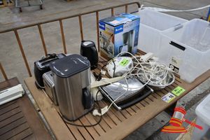 18 · VARIOUS SMALL APPLIANCES, APPROX 7 X ITEMS, INCLUDES: BREVILLE AROMA FRESH COFFEE MAKER (BOXED), SUNBEAM COFFEE MAKER, DELONGHI TOASTER, SUNBEAM SANDWICH PRESS, EASI-LISTENER CD/RADIO PLAYER, ELECTRIC KETTLE, POWER BOARDS, VARIOUS OTHERS (UNTESTED, SOME M