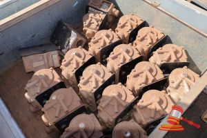 APPROX 18 X KNORR NEW YORK AIR BRAKE COMPANY VALVES, TYPE DB20, P/N 779049, SUIT LOCOMOTIVES, DUST AND SURFACE CORROSION PRESENT, IN METAL CRATE